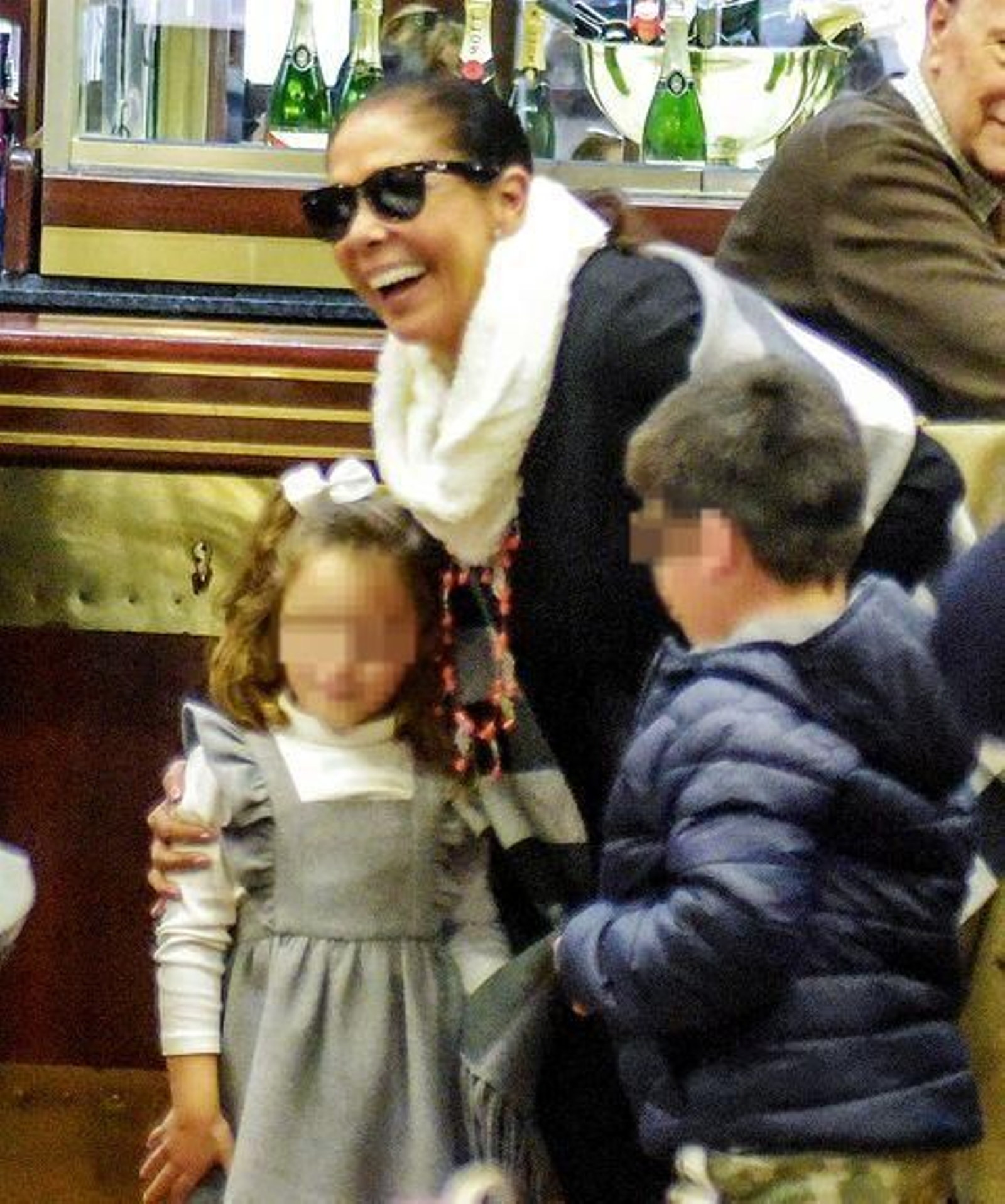Isabel, con dos de sus nietos, antes del enfretamiento con sus hijos Kiko e Isa. Isabel, con dos de sus nietos, antes del enfretamiento con sus hijos Kiko e Isa.