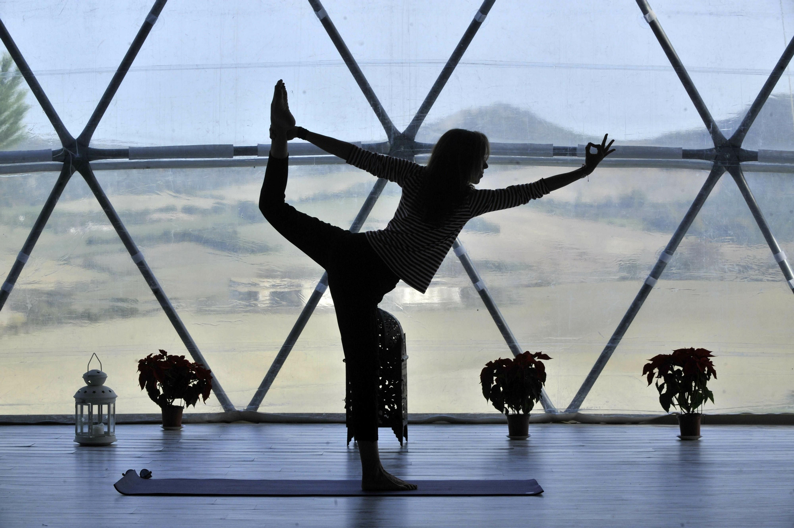 La sala de yoga de Suryalila, dentro de una gigantesca cúpula geodésica.