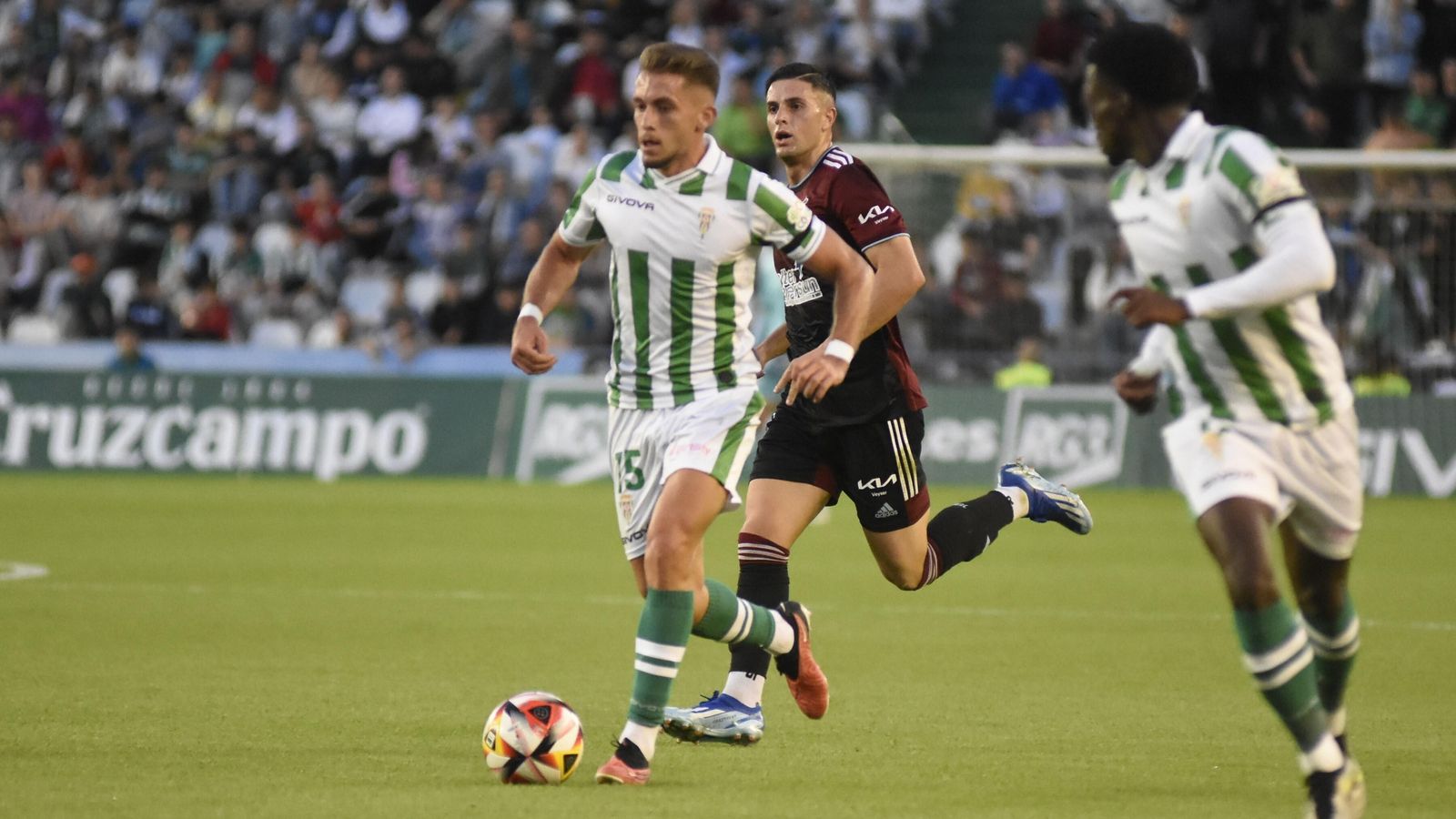 Isma Ruiz conduce el balón en el Córdoba CF - Recreativo de Huelva. Isma Ruiz conduce el balón en el Córdoba CF - Recreativo de Huelva.