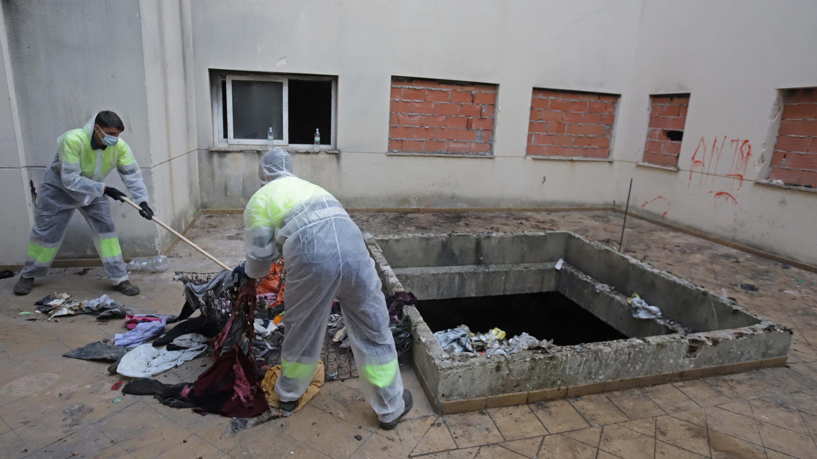 Fotos de las tareas de limpieza del edificio okupa en El Secano