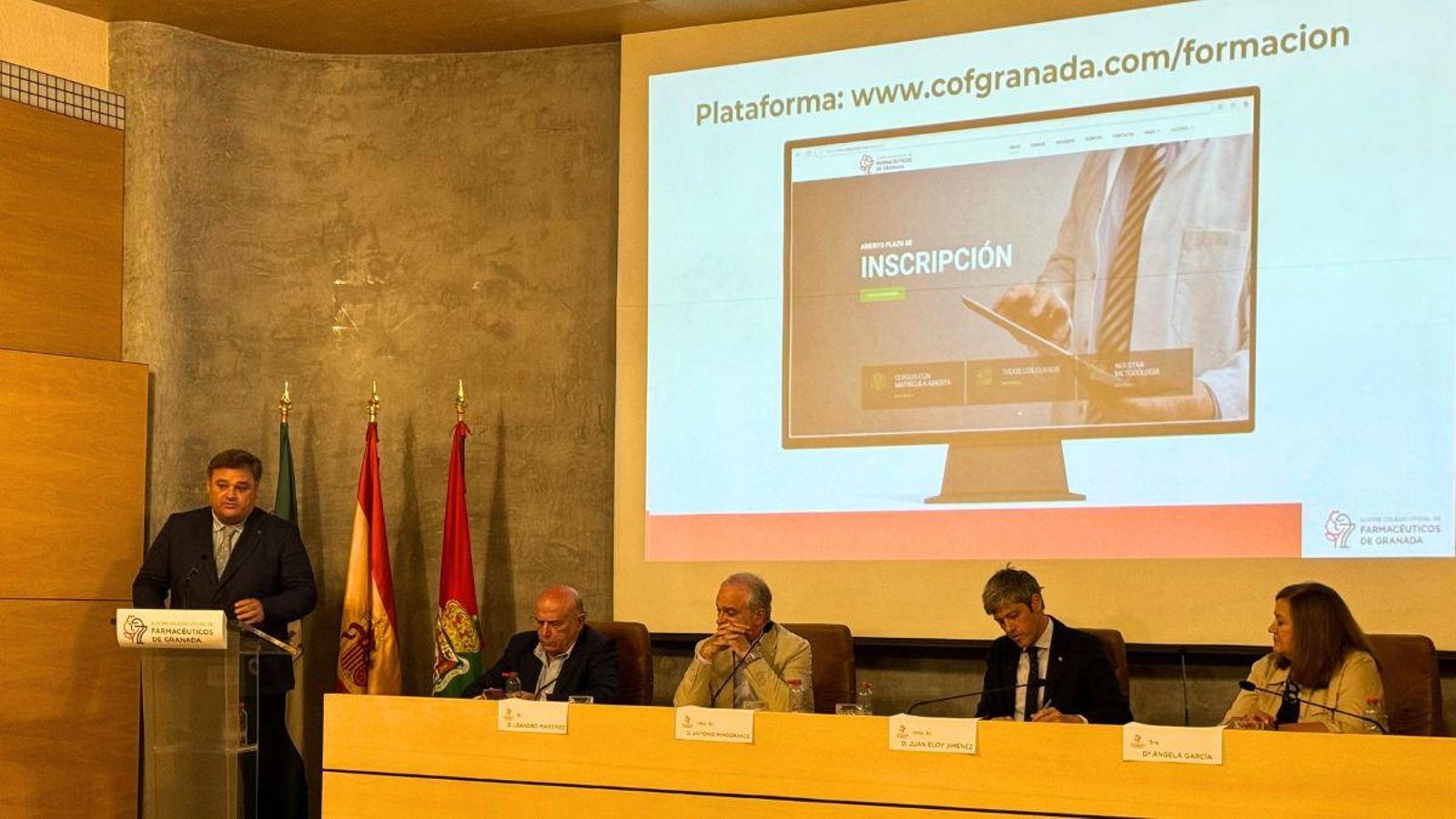 Presentación de la campaña “Cruces Verdes por el Azheimer” en Granada