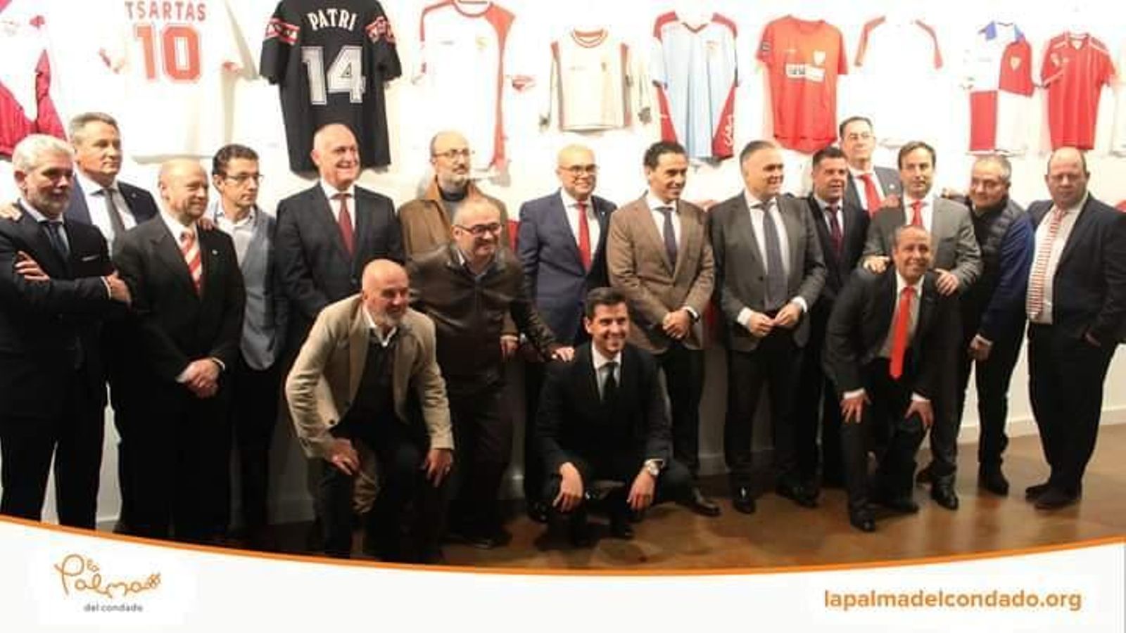 Foto de familia durante el 50º aniversario de la Peña Sevillista Pedro Berruezo.