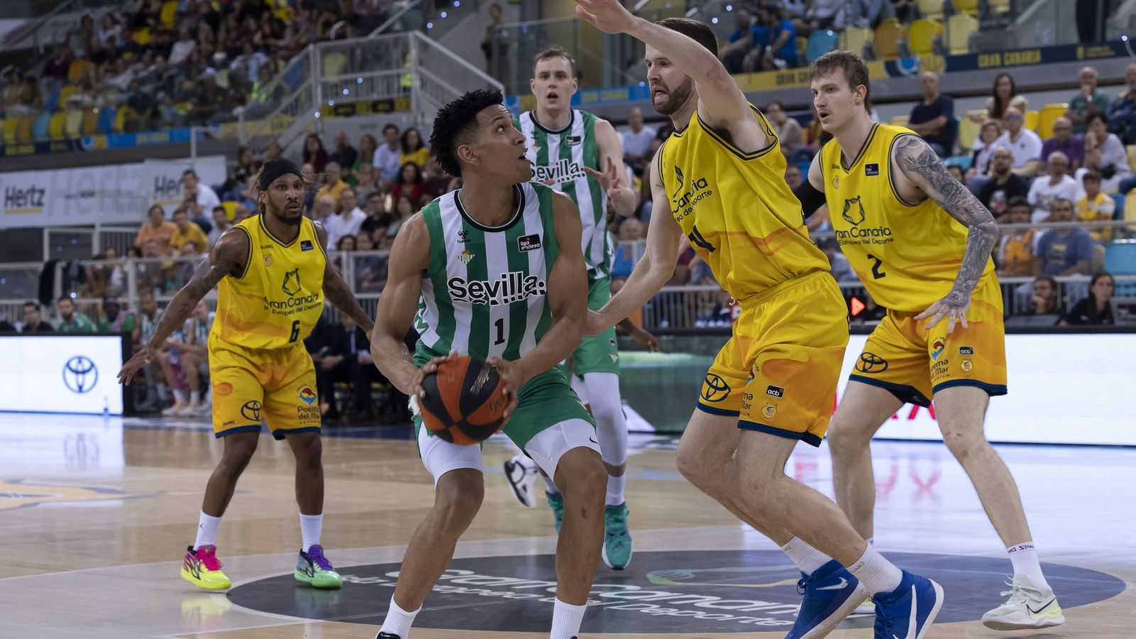 Tyson Pérez trata de hacerse hueco para lanzar defendido por Shurna.