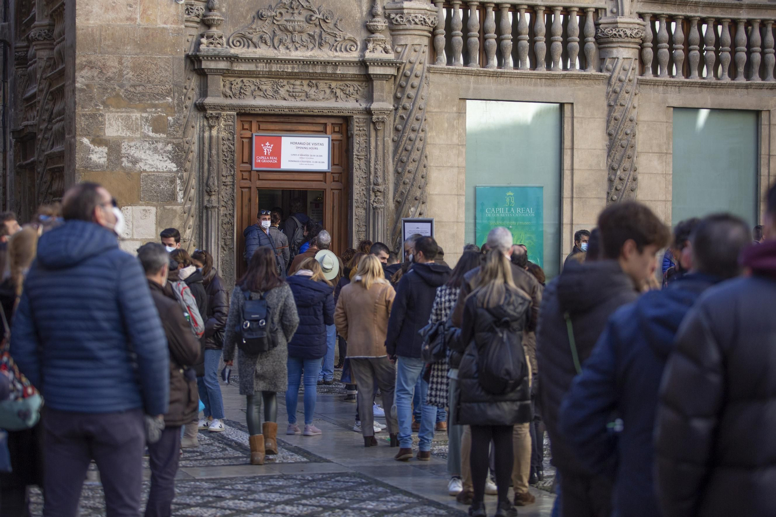 Gente con y sin mascarillas en Granada.