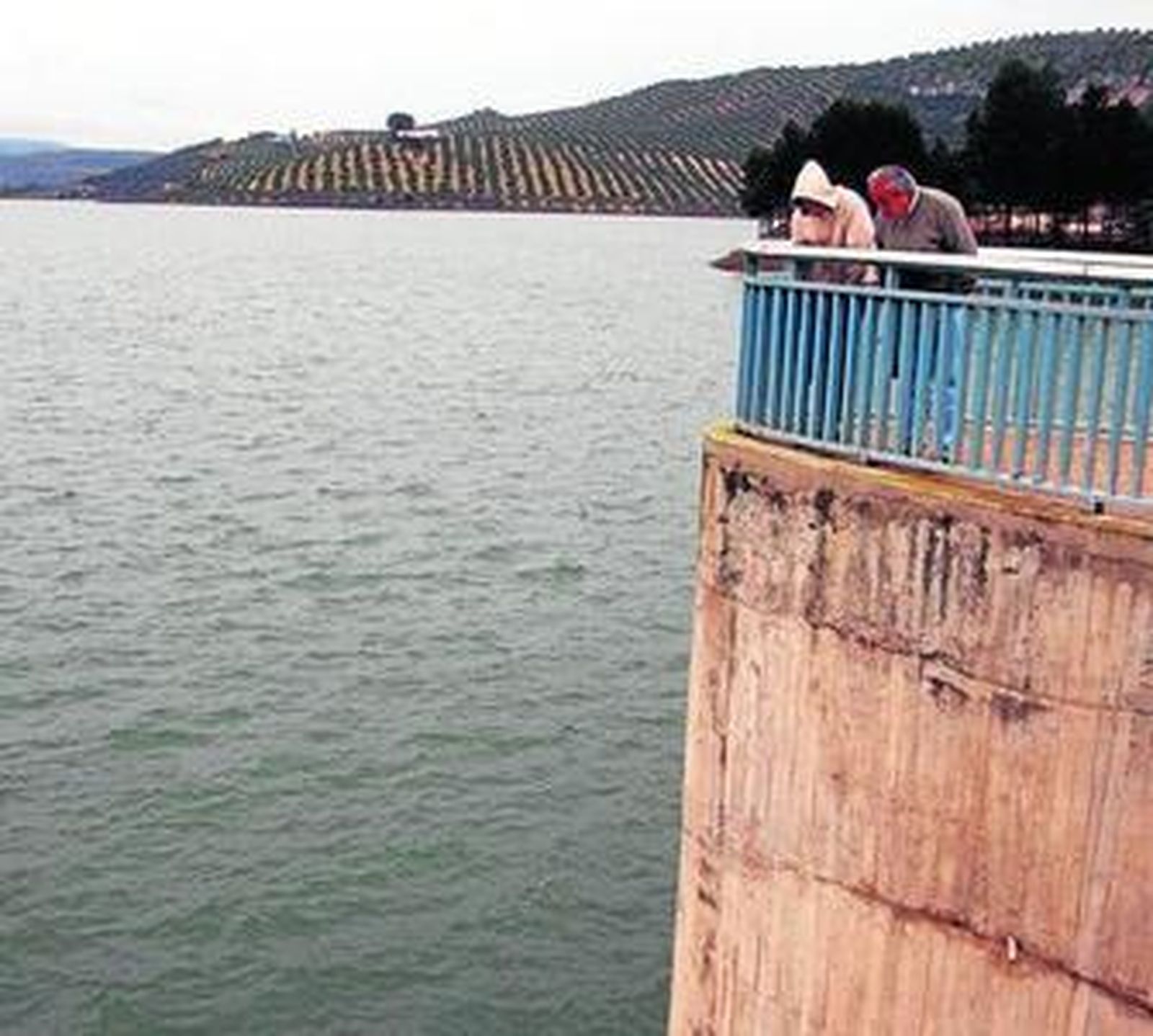 Estado que presenta en la actualidad el embalse de Iznájar, el mayor de Andalucía.