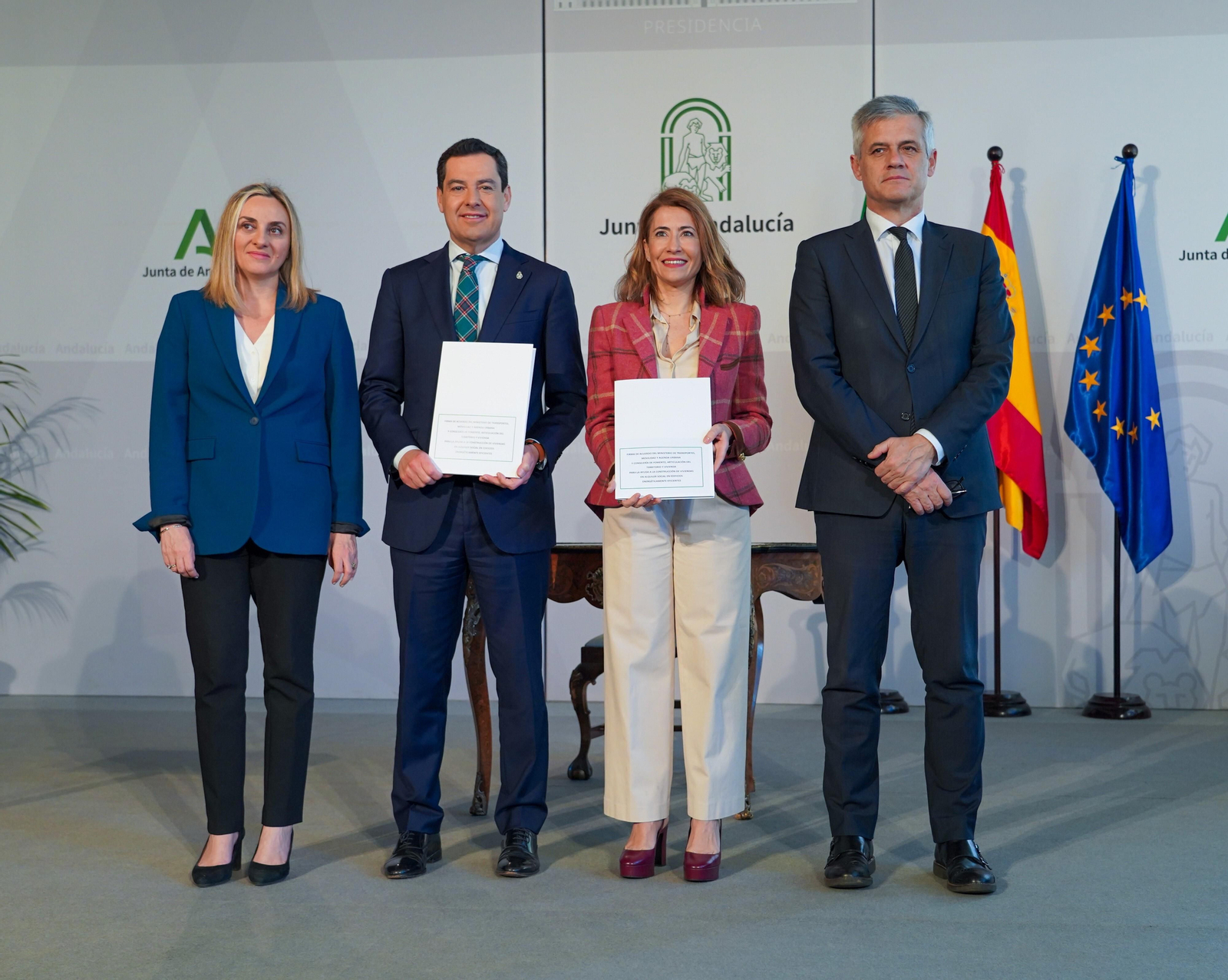 David Lucas, nuevo secretario de Estado de Transporte, primero por la derecha, el pasado día 9 en Sevilla, junto a la ministra Raquel Sánchez, el presidente de la Junta, Juanma Moreno, y la consejera de Fomento, Marifrán Carazo.