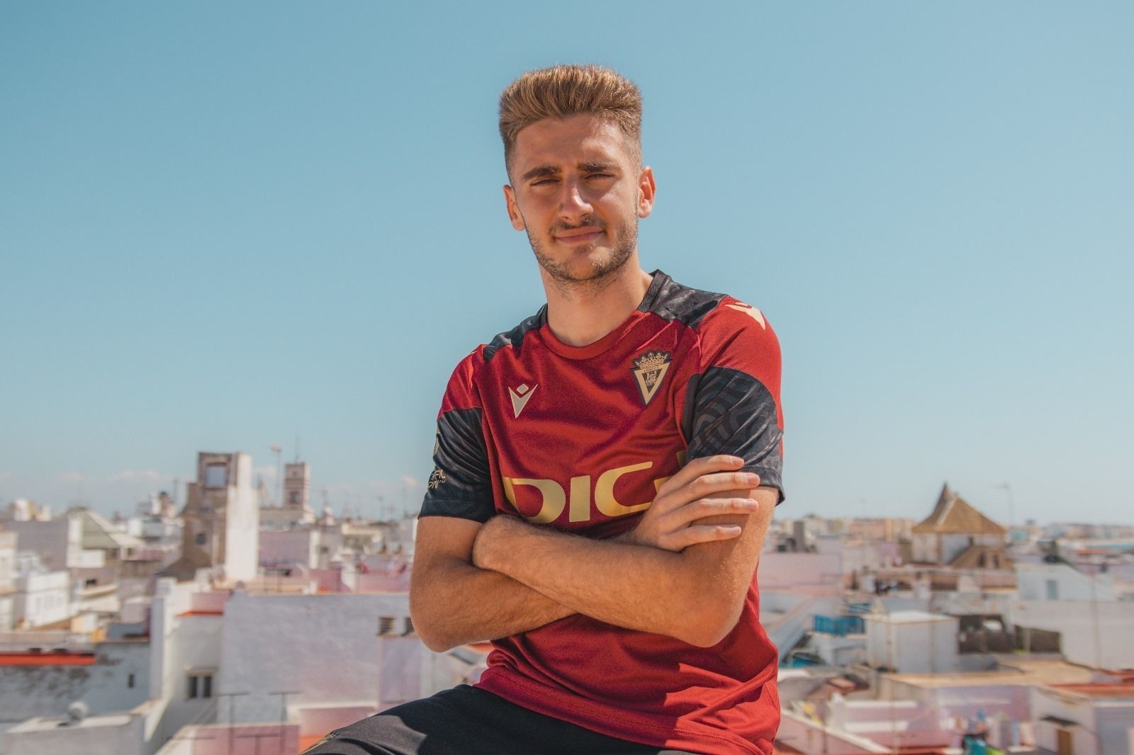 Robert Navarro con la camiseta de entrenamiento del Cádiz.
