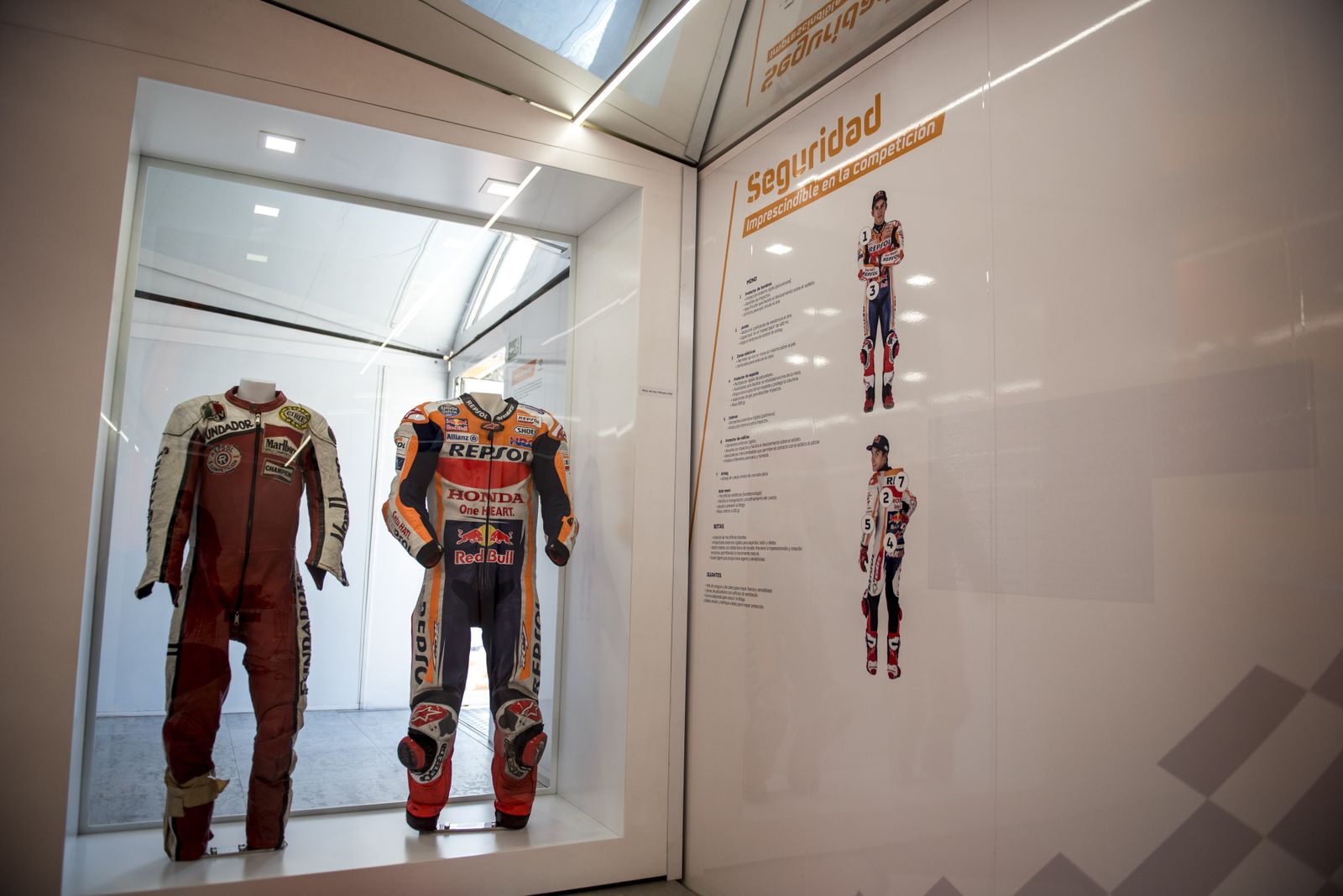 Imágenes de la foto de Marc Márquez que se exhibe en Granada