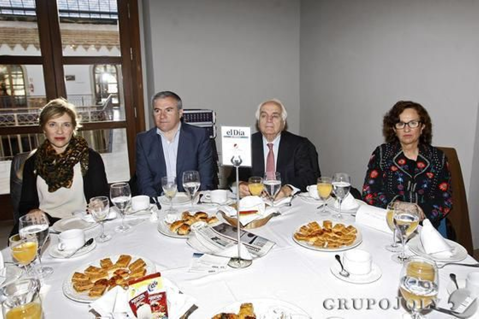Lourdes Acosta, directora de Radio Cádiz; Fernando García Mena, delegado de la RTVA en Cadiz; Antonio Morillo Crespo y María José Berrozpe.

Foto: Joaquin Pino