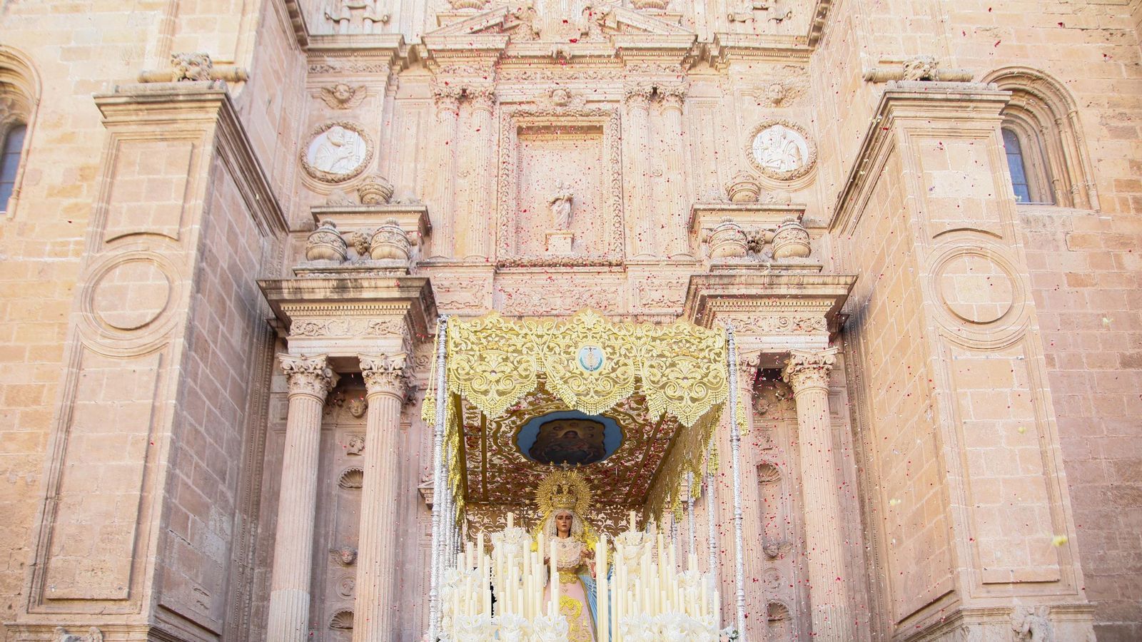 Vea la salida de la Hermandad de Los Ángeles de la Catedral de Almería