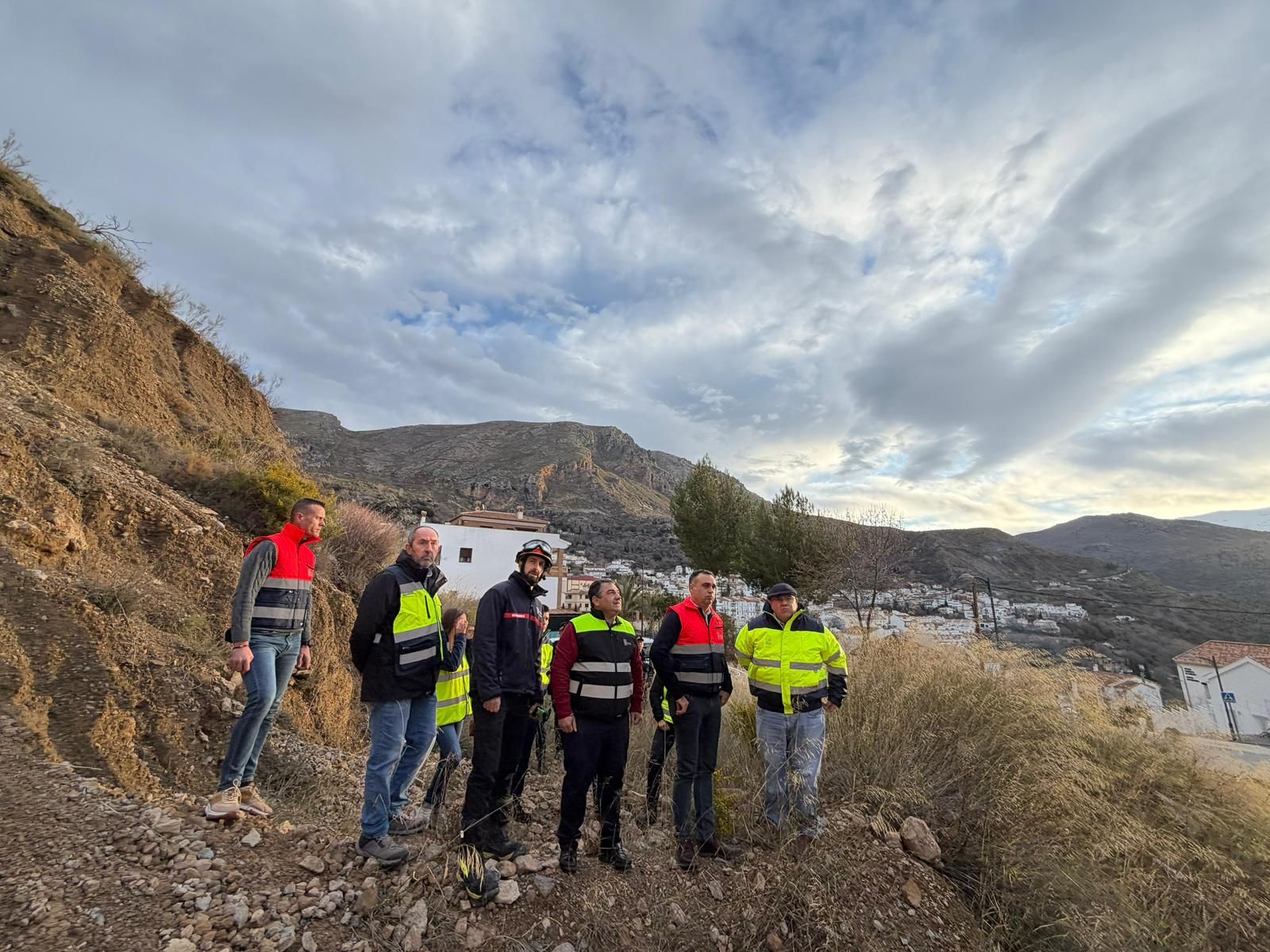 La ladera se encuentra próxima a un bloque de viviendas en la entrada del municipio