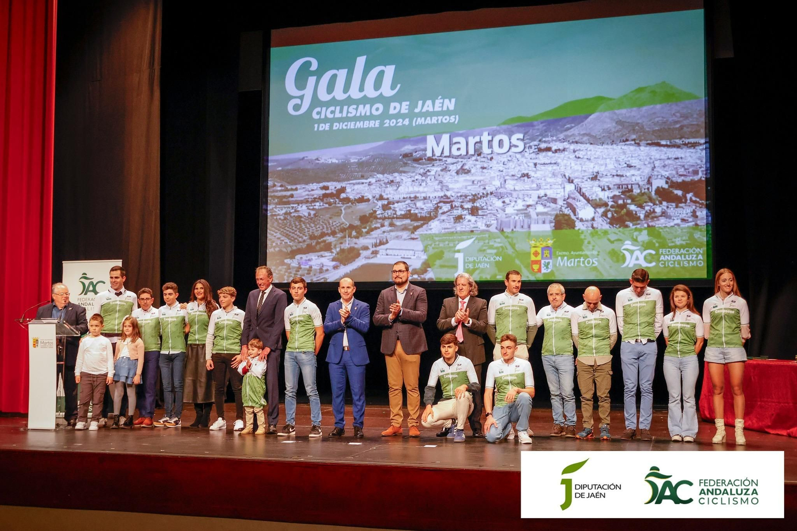 Foto de familia con los campeones provinciales con su maillot.