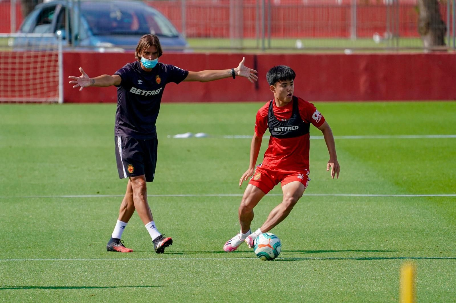 Dani Pendín, en un entrenamiento del Mallorca junto a Takefusa Kubo.