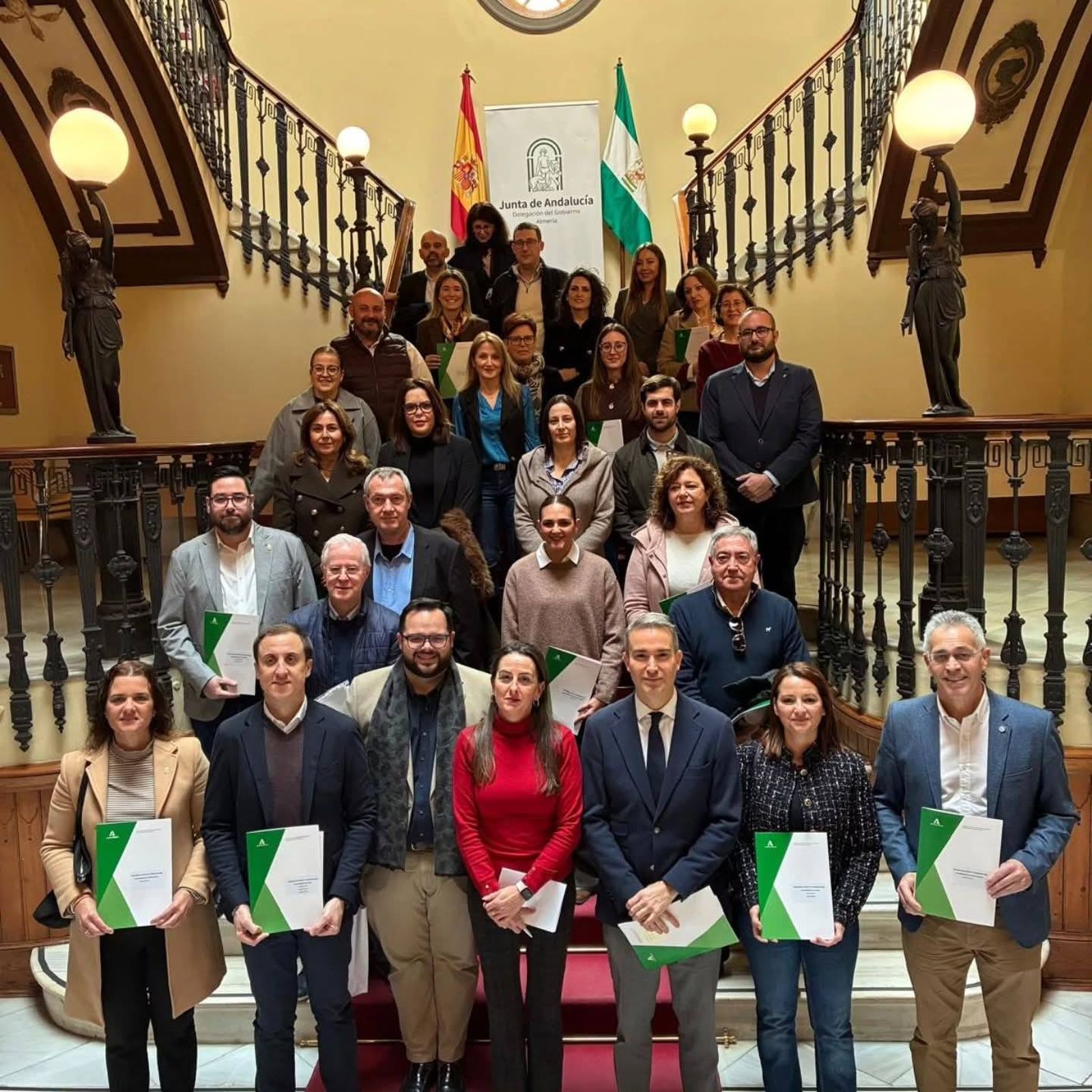 Aránzazu Martín y Amós García Hueso junto a las entidades locales y sin ánimo de lucro convocadas.