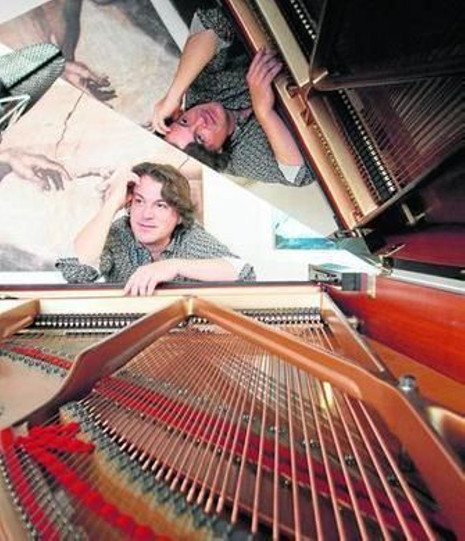 David Peña, Dorantes, fotografiado sentado al piano en su estudio de Mairena del Aljarafe.