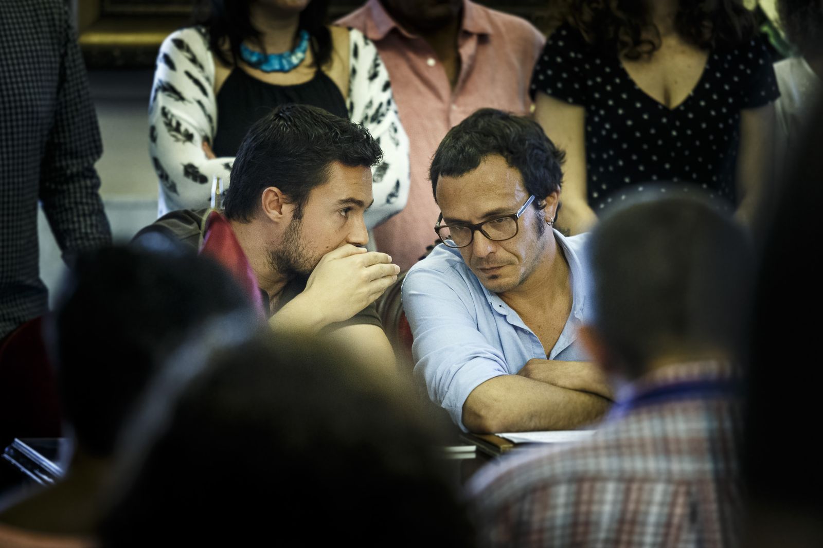 Martín Vila le habla al alcalde en una rueda de prensa.