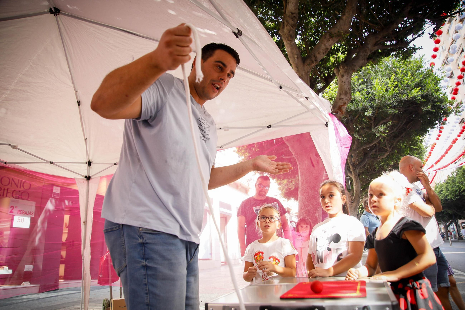 Las mejores imágenes del espectáculo 'Magia en la Calle' en el Paseo de Almería