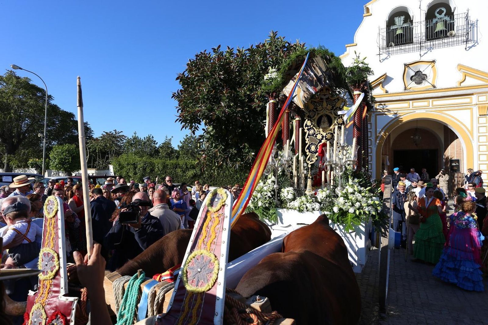 La salida hacia El Rocío de la Hermandad Castrense