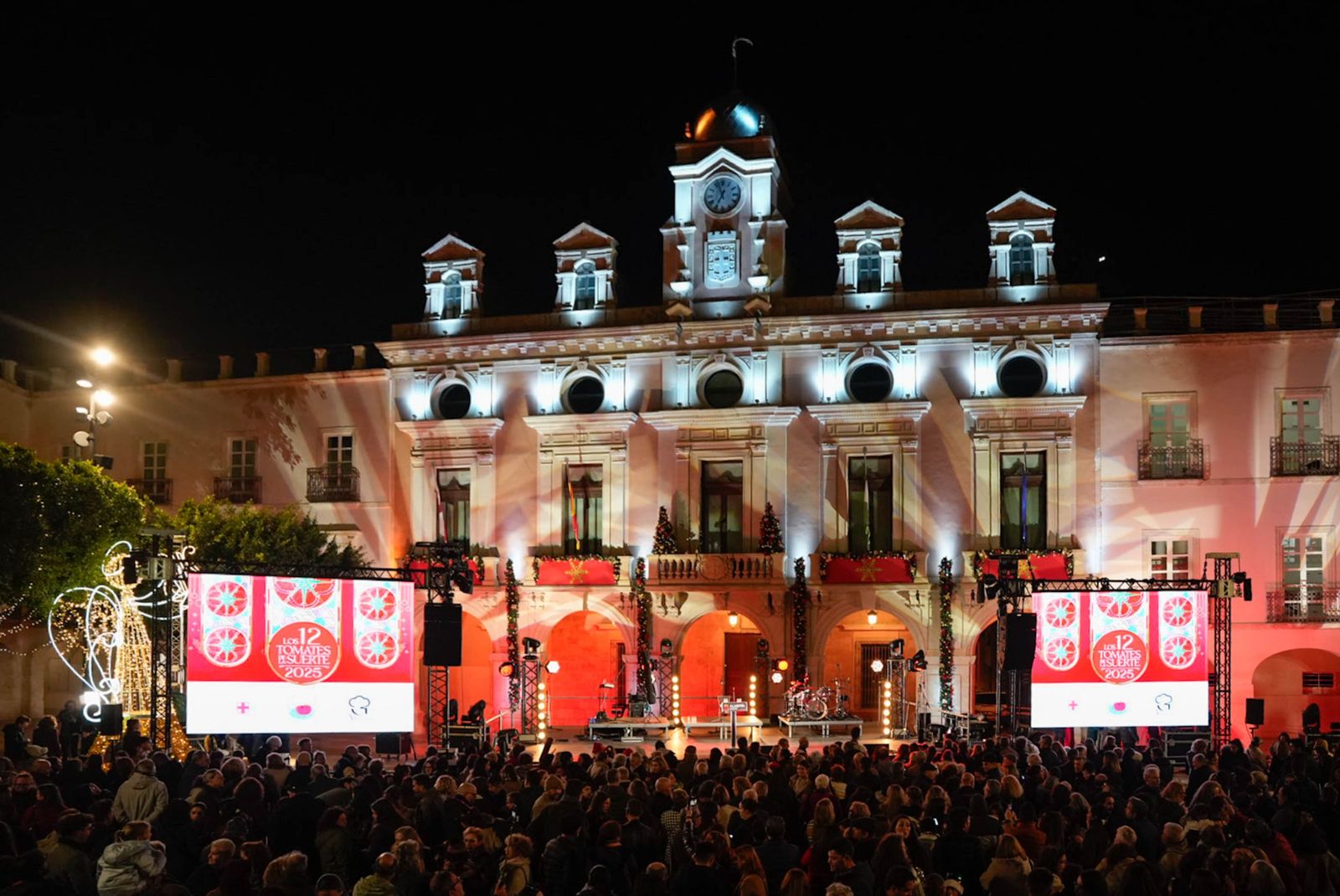 Almería despide con los 12 tomates cherry de la suerte el año 2025