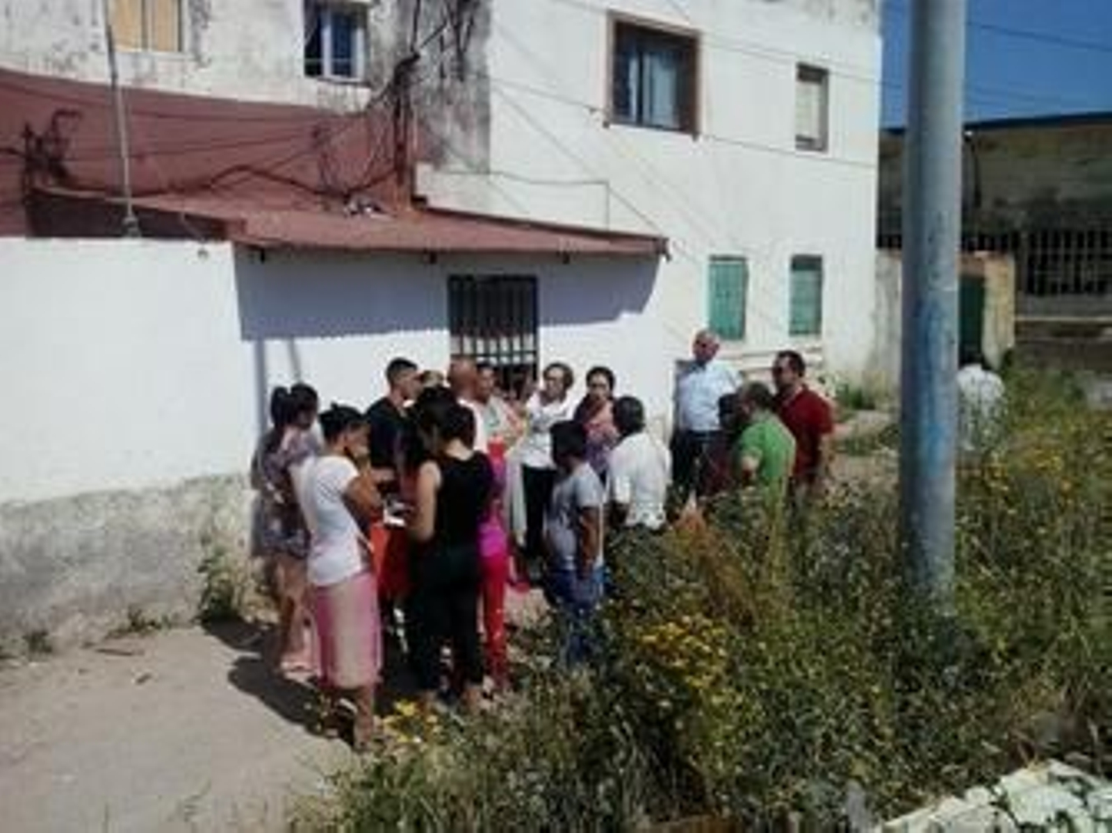 Inmaculada Nieto, con los vecinos en El Cobre.