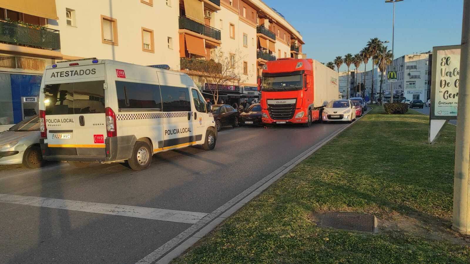La furgoneta de atestados de la Policía Local, en el lugar del suceso.