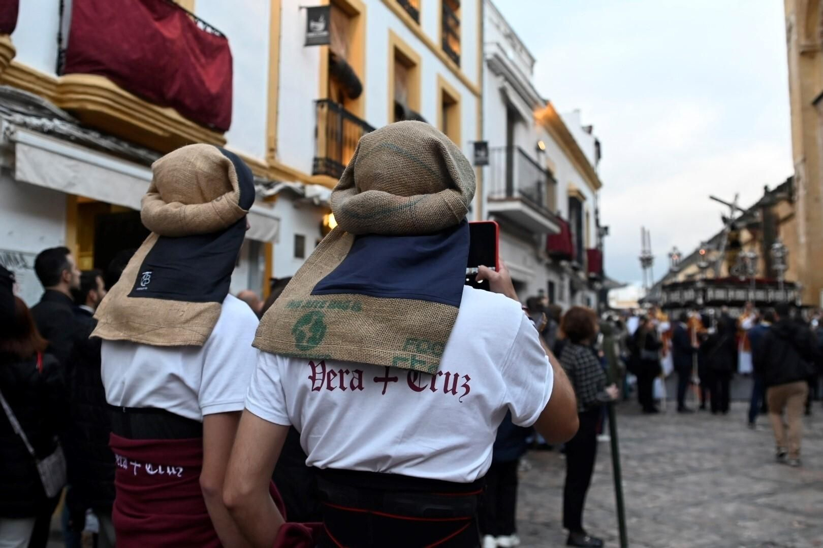 El traslado de la Hermandad de la Vera-Cruz de Córdoba, en imágenes