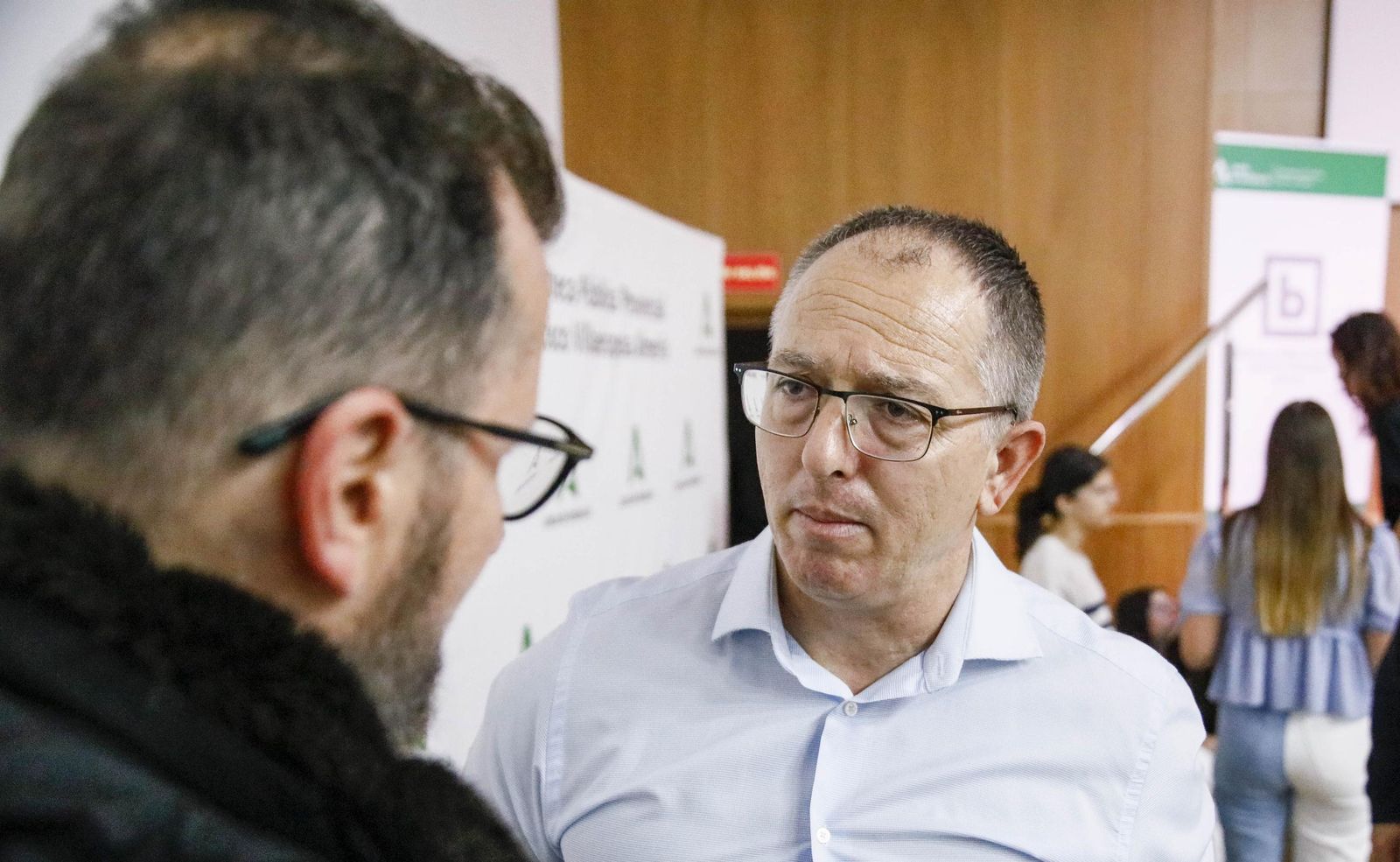 Las imágenes de la presentación del libro "Almería es poesía" en la biblioteca Villaespesa de la ciudad de Almería