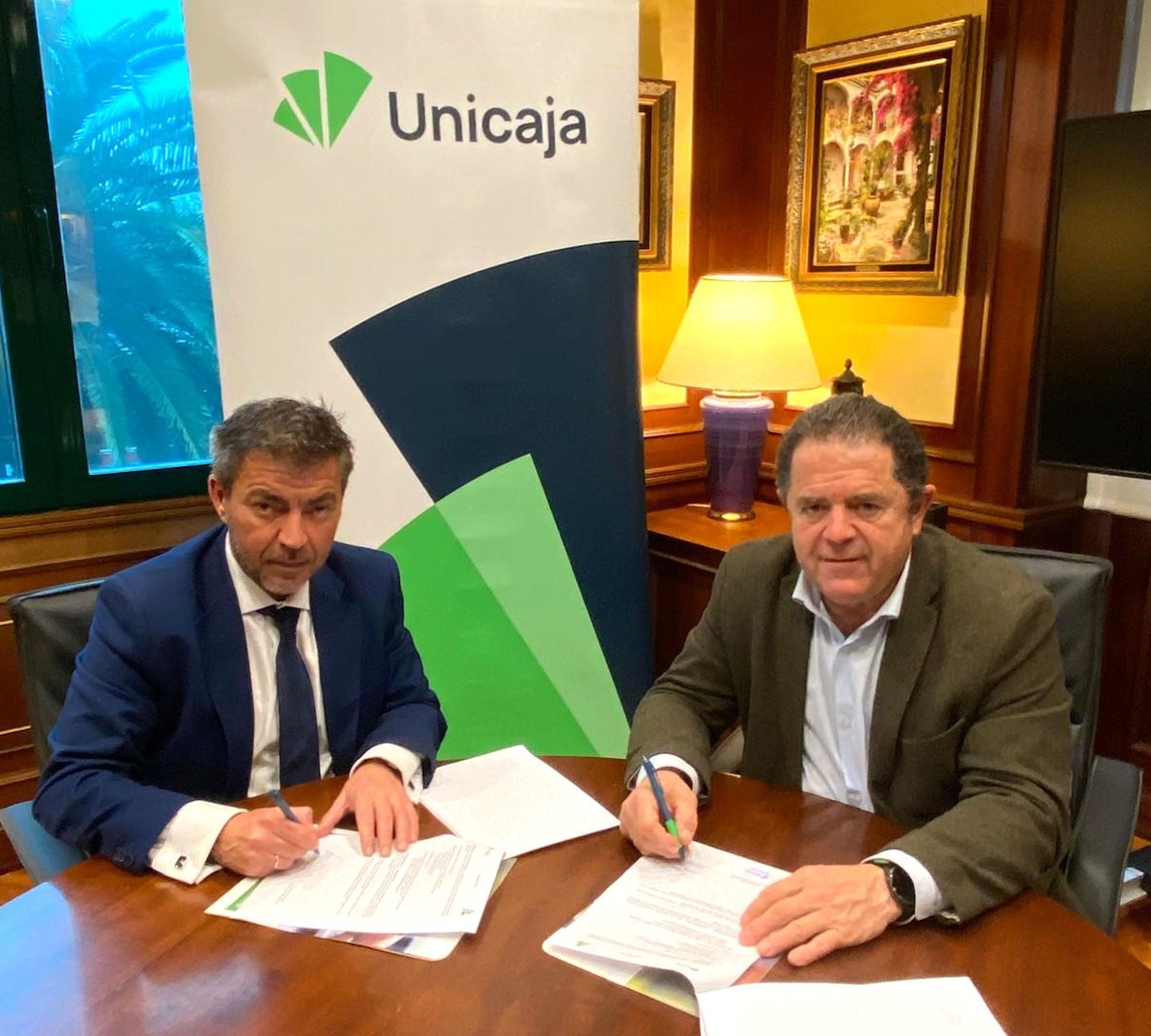 Firma del convenio, con Francisco José Reguera, y Baldomero Bellido.