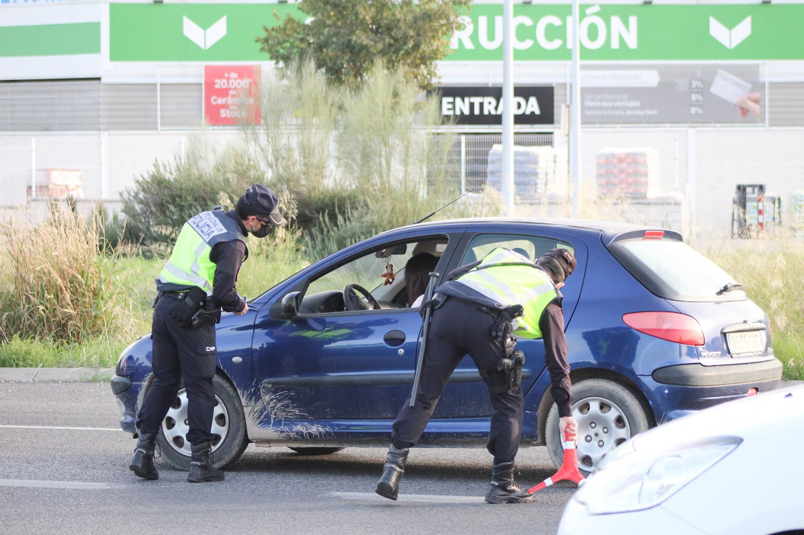 El control de la Policía a la salida de Córdoba, en fotografías