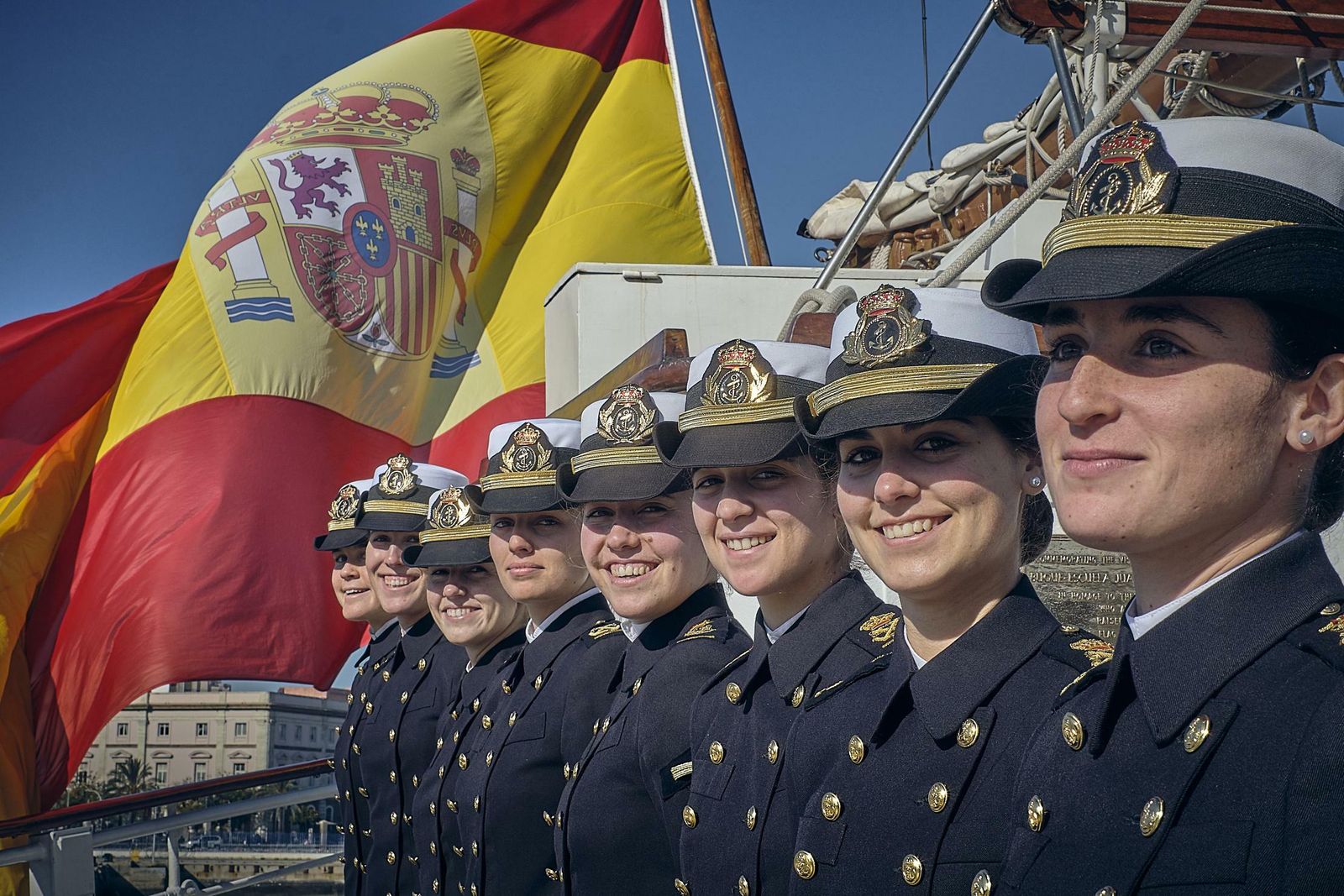 Las ocho guardiamarinas del Elcano.