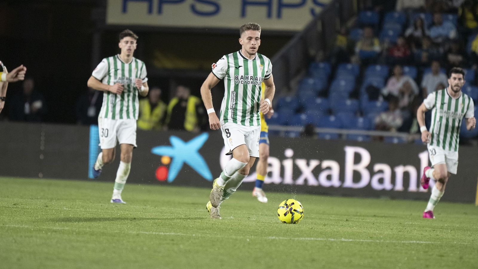 Isma Ruiz conduce el balón en presencia de Requena y Jacobo.