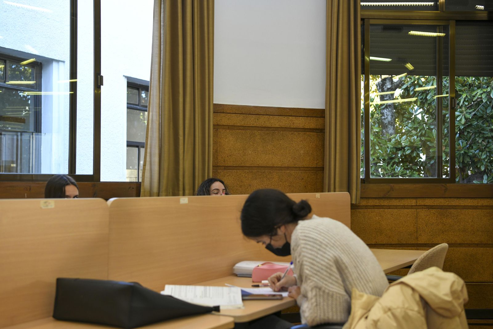 Estudiantes en la sala habilitada para estudiar en el V Centenario.