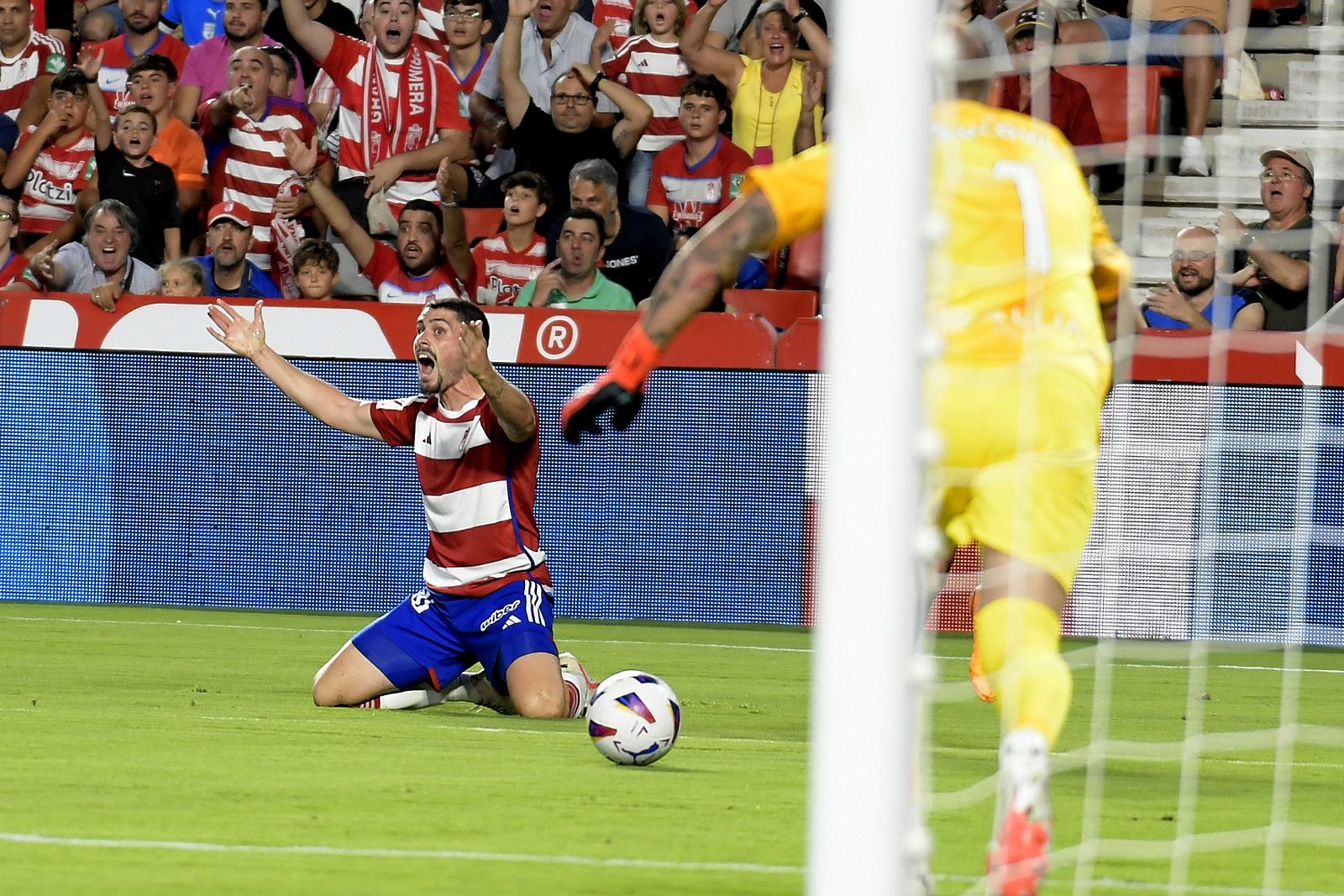 Sergio Ruiz se lamenta de una entrada en el duelo ante el Mallorca.