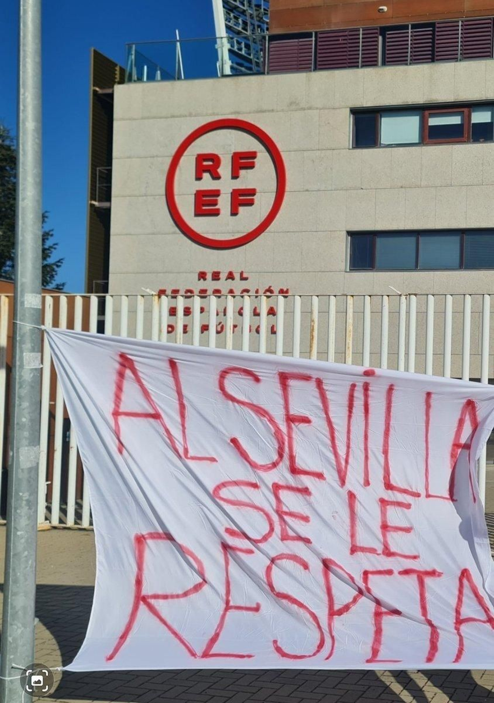 La pancarta pidiendo respeto al Sevilla ante la sede de la Real Federación Española de Fútbol.