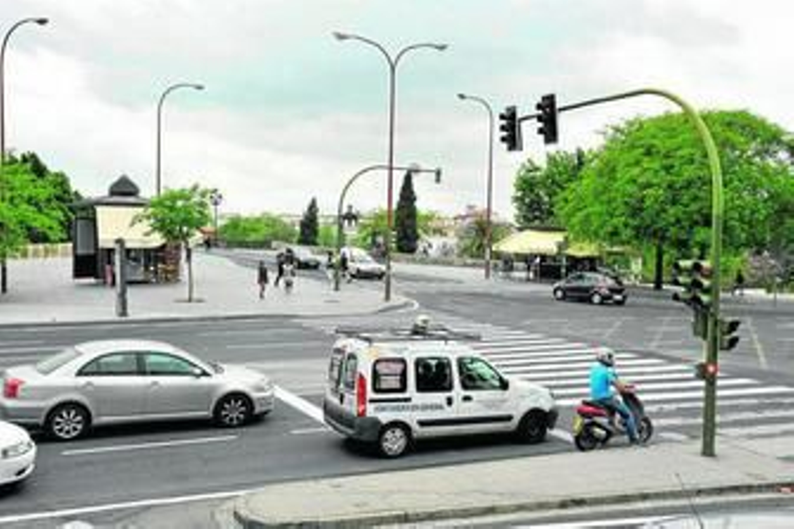 Los cruces semafóricos, como el del Paseo de Colón con el Puente de Triana, se gestionan desde el Centro de Control del Tráfico.