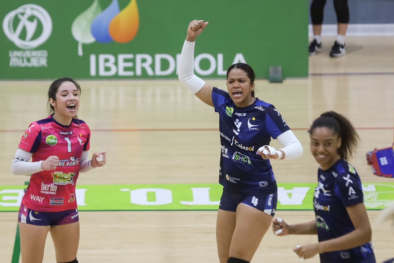 Las jugadoras del Cajasol Voley celebran un punto ante el Haro Rioja.