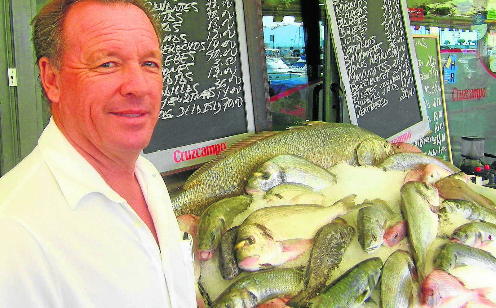 Paco Rodriguez junto a su expositor de pescados en Casa Paco.