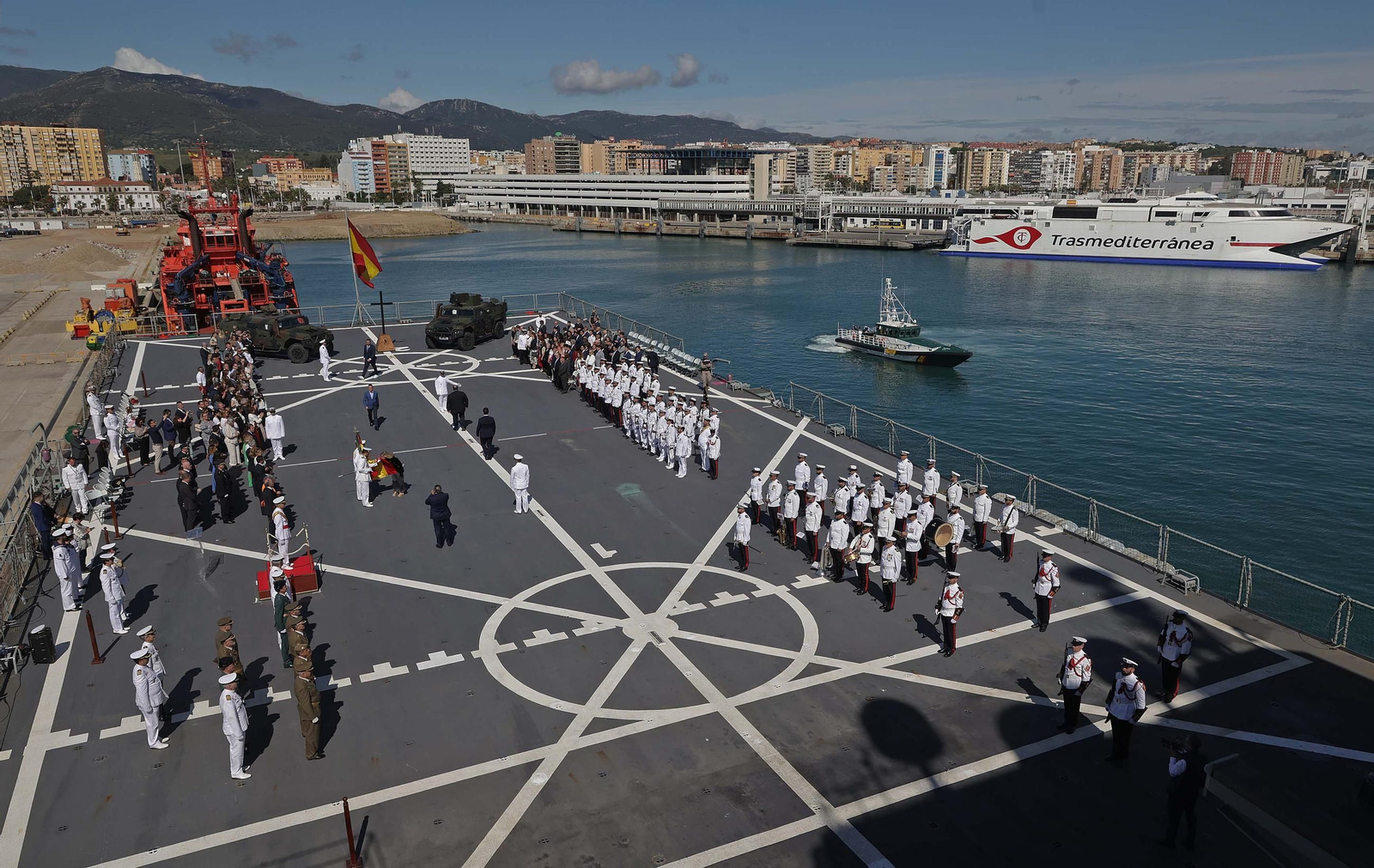 Fotos de la Jura de Bandera para personal civil a bordo del Buque de Asalto Anfibio 'Castilla' en Algeciras