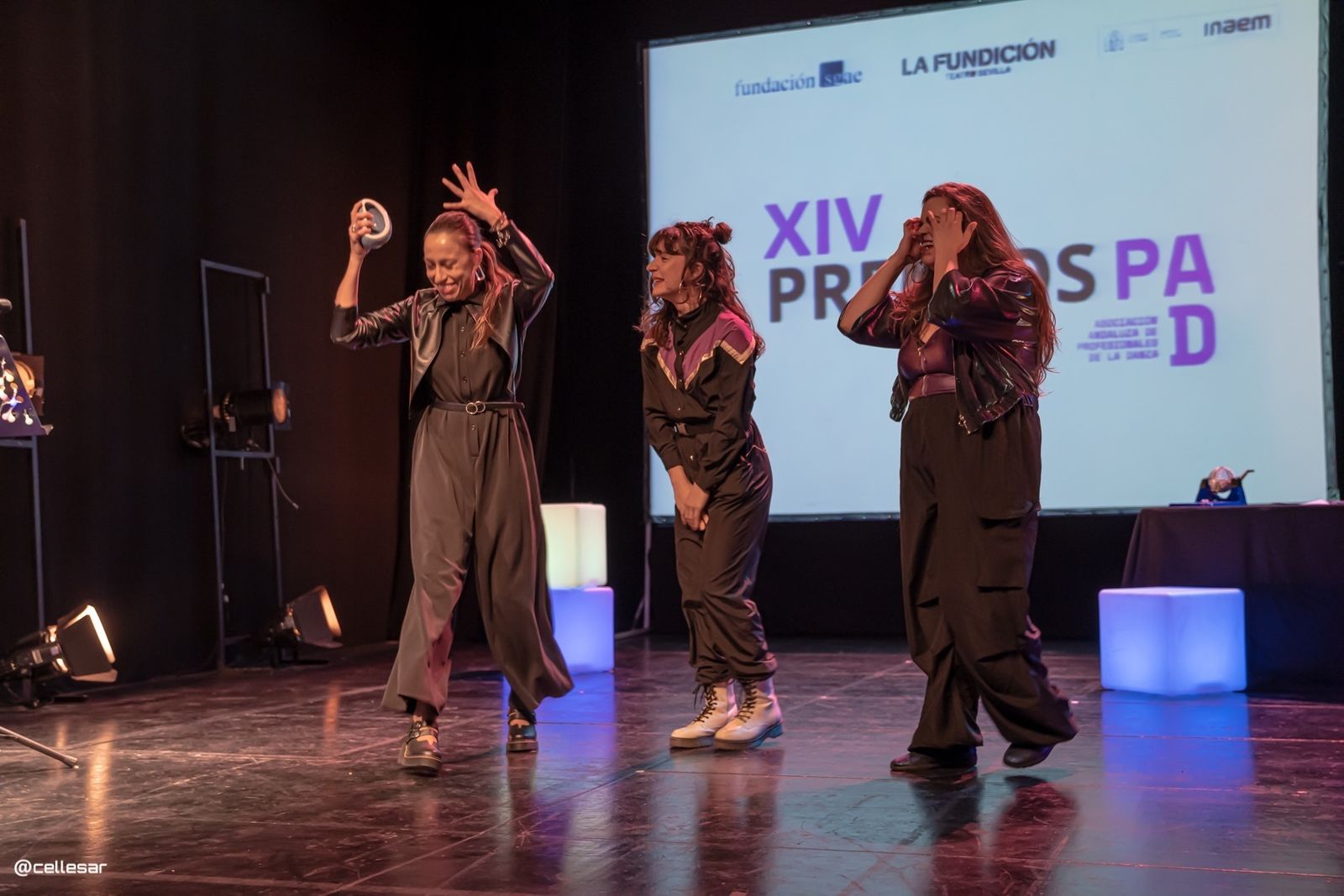 Vanesa Aibar expresa su alegría al recoger su premio junto a las conductoras de la gala, las Papópolis.