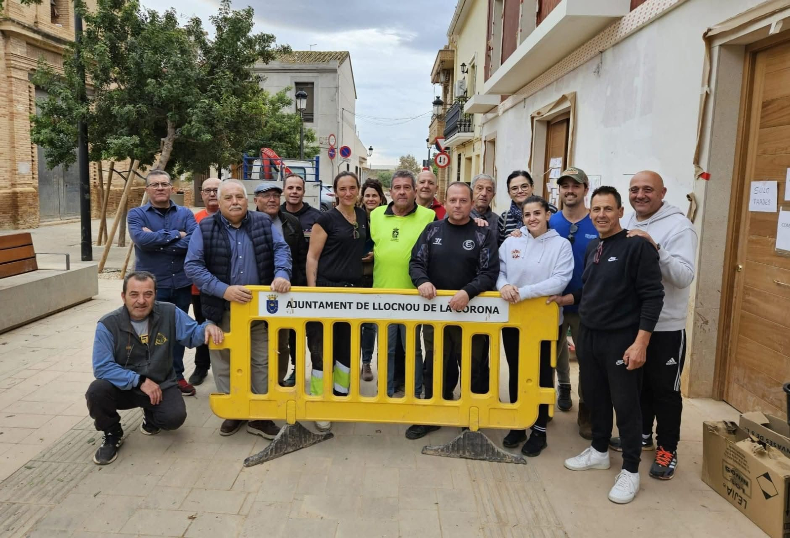 Imagen de los tres regidores granadinos ayudando en el municipio valenciano de Llocnou de la Corona