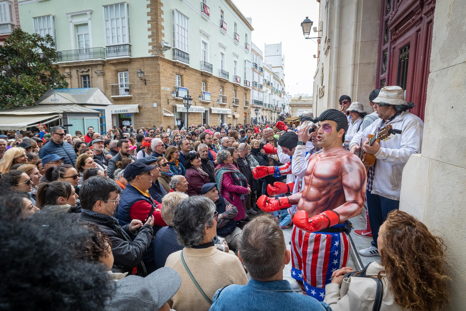 Imágenes del lunes de coros e ilegales del Carnaval de Cádiz 2023