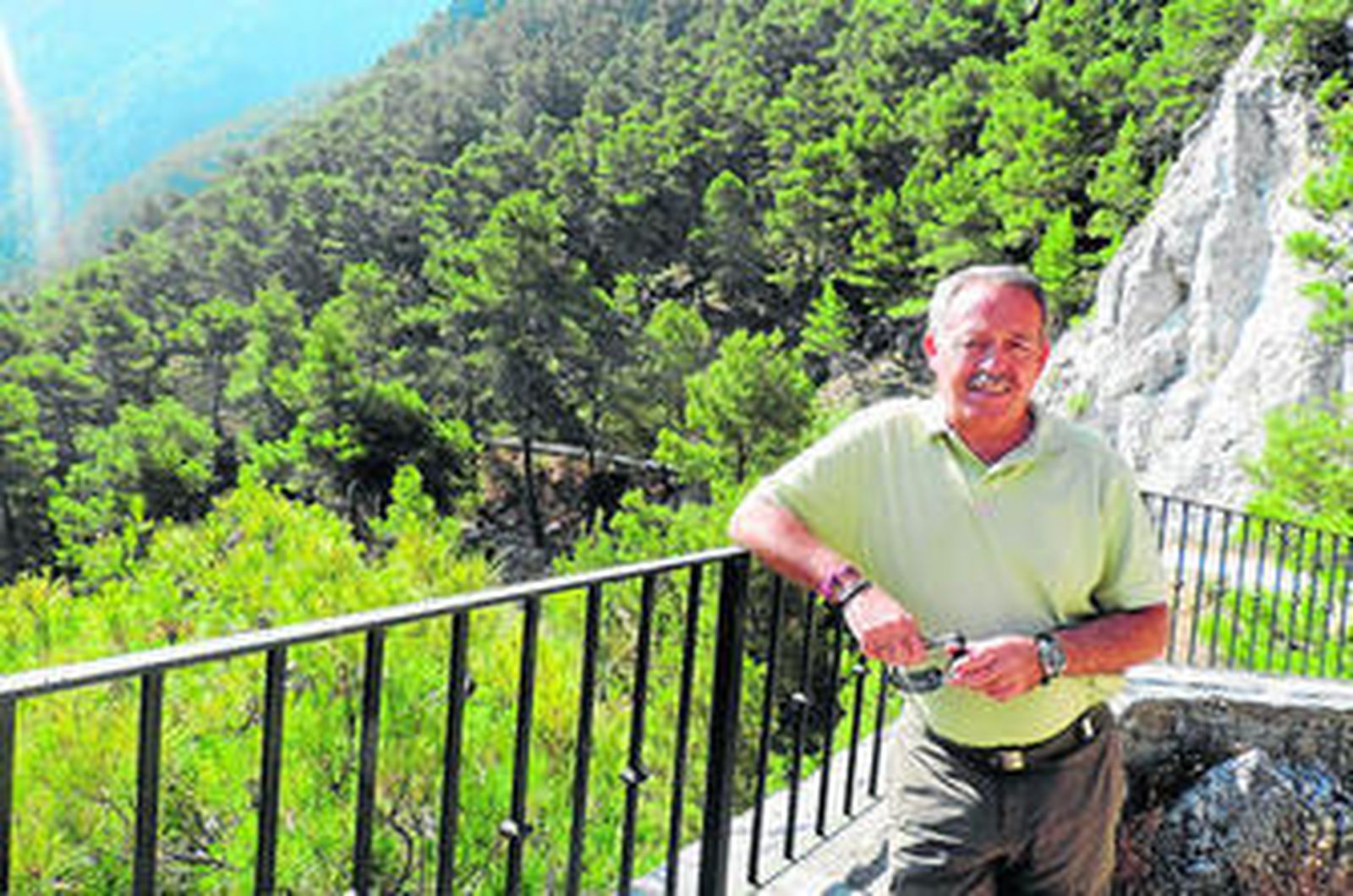 El historiador, con el campanario de la iglesia de San Juan al fondo.
