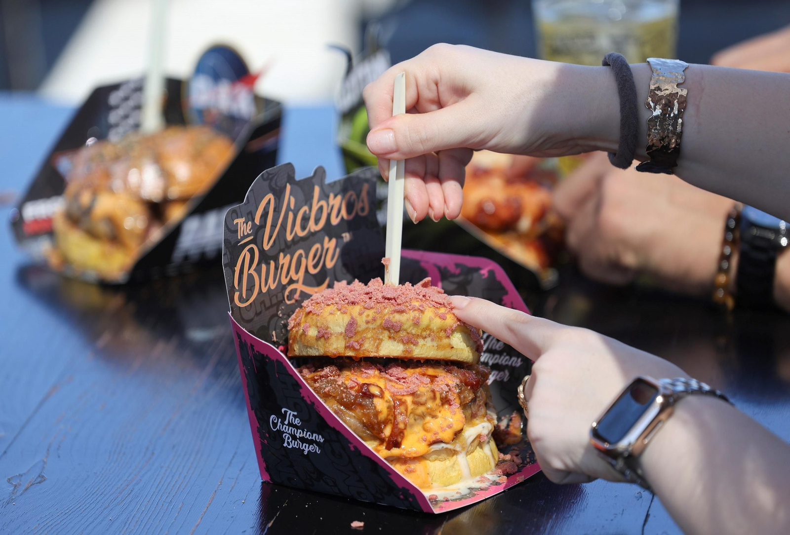 Una de las hamburguesas en The Champions Burger.