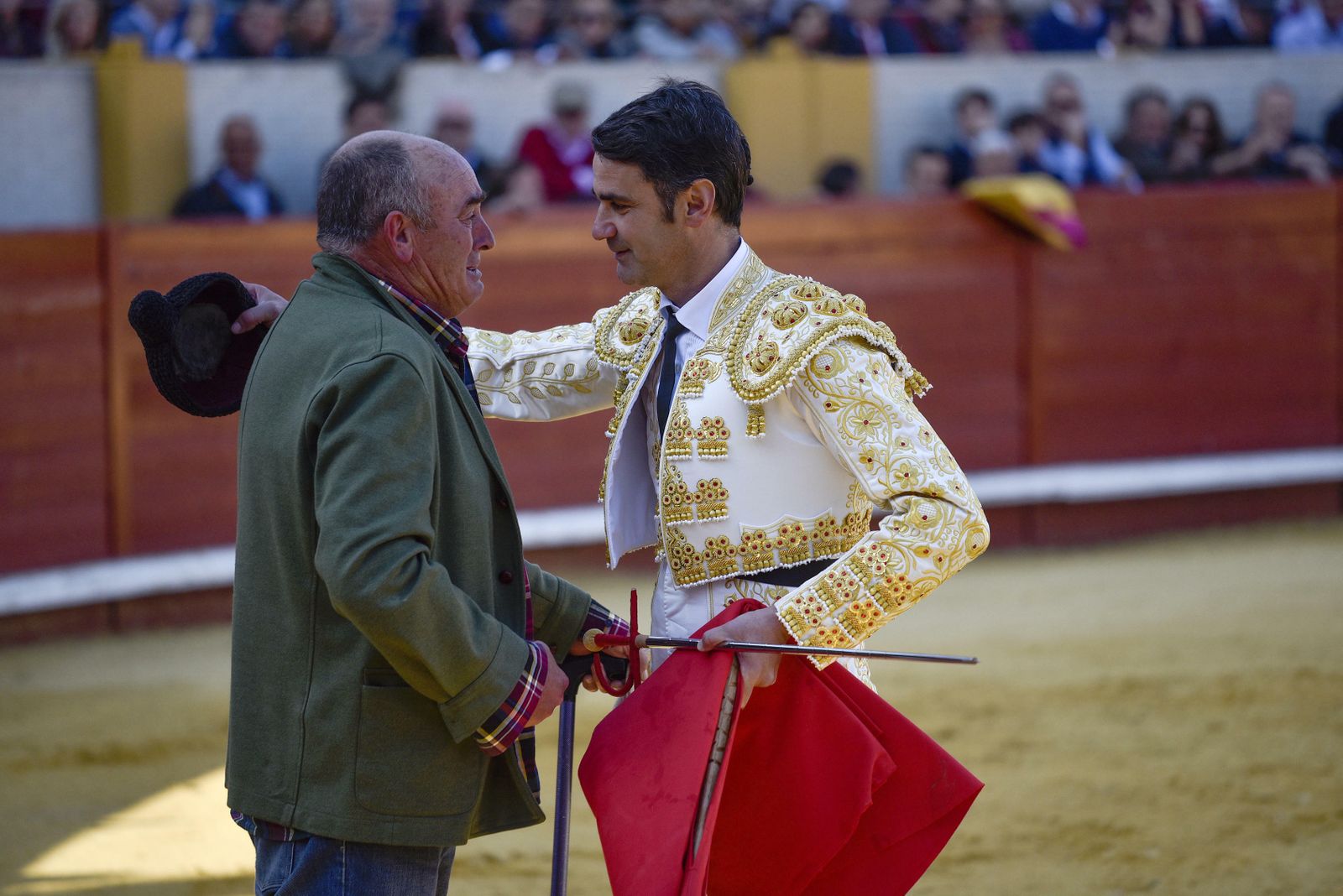Las imágenes de la corrida en Morón con la reaparición de Jesulín de Ubrique