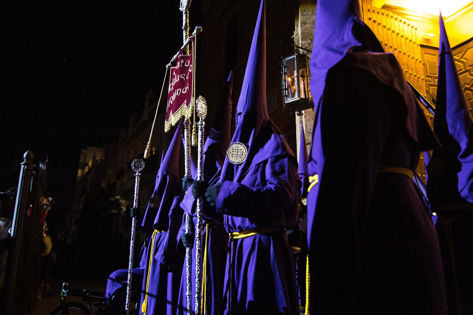 Madrugada de Viernes Santo en San Fernando: Las imágenes del Nazareno