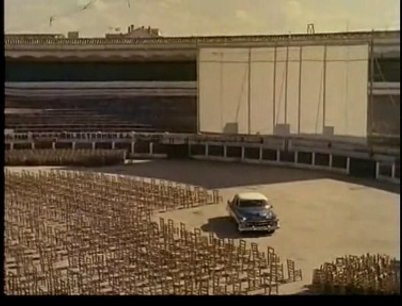 El 'Buick' azul de Manolete aparcado en el ruedo de la plaza de Linares, preparado para el cine nocturno.