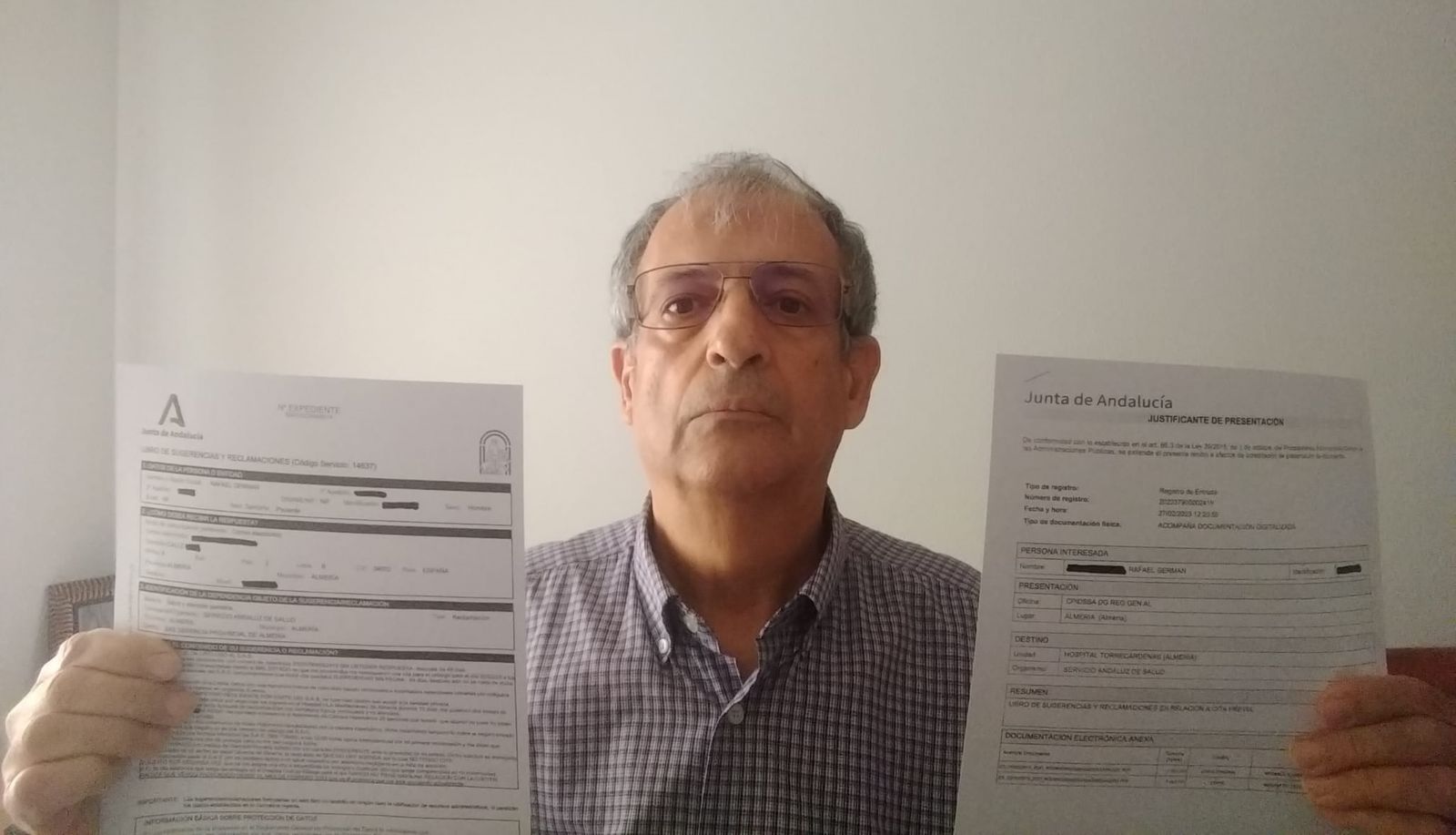 Rafael Germán Serrano muestra los documentos.