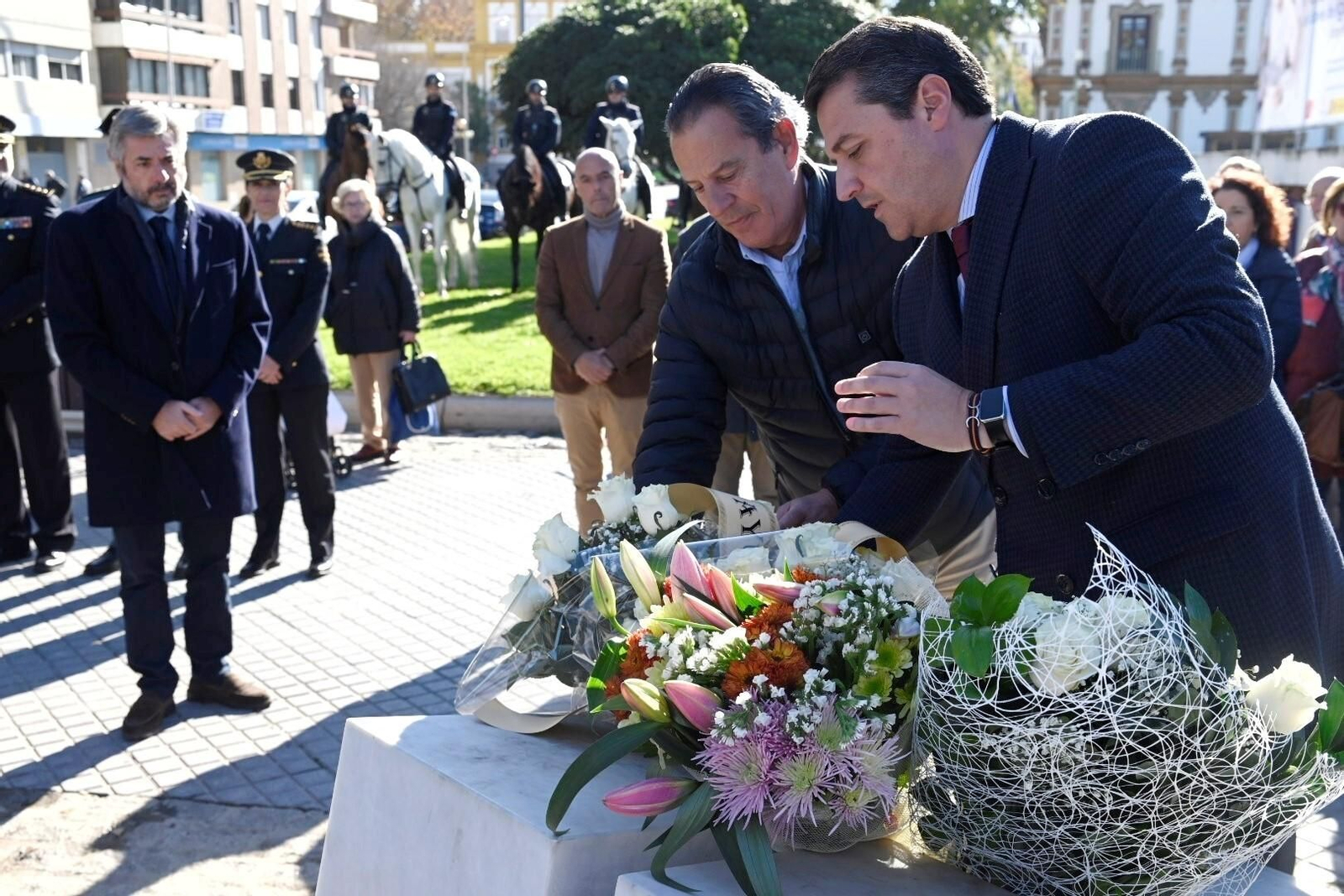 Las imágenes de la ofrenda floral a María de los Ángeles García y María Soledad Muñoz, policías locales asesinadas en acto de servicio en 1996.