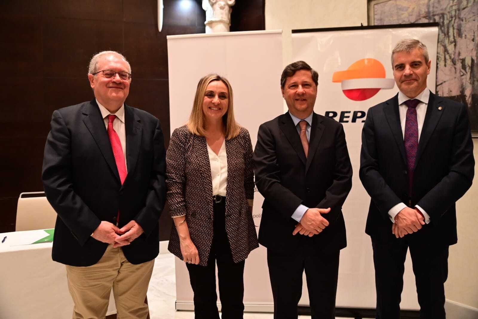 Antonio Ayllón, Marifrán Carazo, José Barreiro y César Díaz, antes de la firma