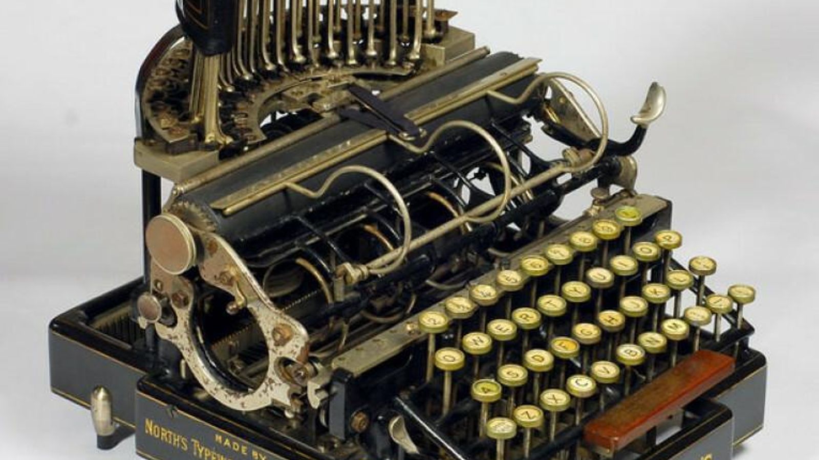 La primera máquina de escribir La primera máquina de escribir